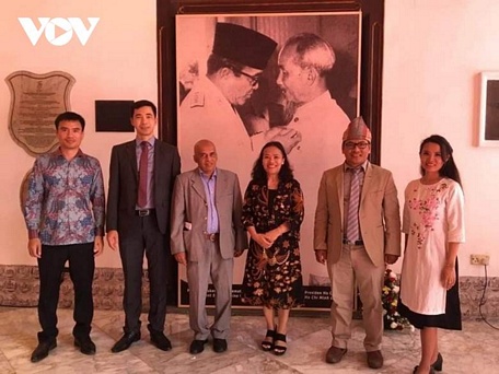  Ông Rudy Hartono (đội mũ) cùng những người bạn Việt Nam, Indonesia bên bức ảnh hai vị lãnh tụ (Nguồn : VOV Jakarta)