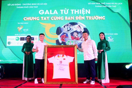 Đấu giá chiếc áo đấu của Nguyễn Quang Hải- chốt giá 400 triệu đồng.