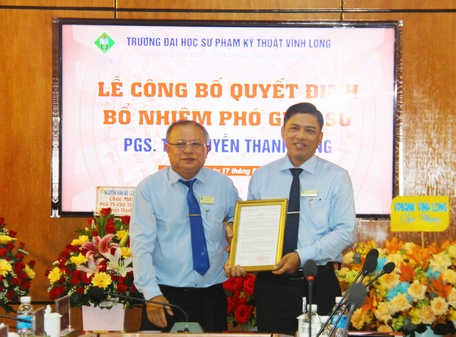 PGS.TS Cao Hùng Phi- Hiệu trưởng Trường ĐH Sư phạm kỹ thuật Vĩnh Long trao quyết định bổ nhiệm của nhà trường cho PGS. TS Nguyễn Thanh Tùng.