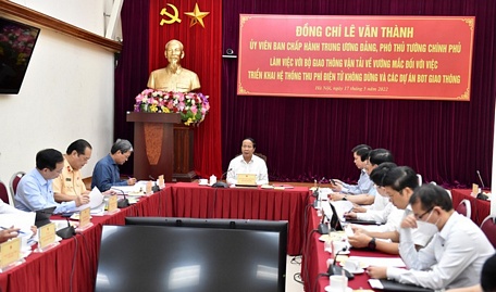  Phó Thủ tướng Lê Văn Thành cho rằng, thời gian qua việc triển khai còn lúng túng, chưa triệt để, chưa đồng bộ, thiếu liên thông, dẫn đến nguy cơ không bảo đảm tiến độ vận hành hệ thống ETC - Ảnh VGP/Đức Tuân