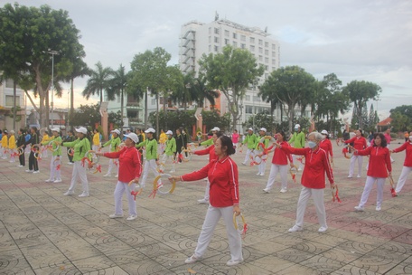 Các đội tham gia múa đồng diễn khai mạc buổi giao lưu.