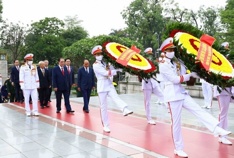  Các vị lãnh đạo Đảng, Nhà nước đến đặt vòng hoa viếng các Anh hùng liệt sỹ tại Đài Tưởng niệm các Anh hùng Liệt sỹ trên đường Bắc Sơn