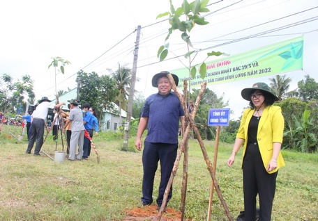 Phó Chủ tịch UBND tỉnh- Nguyễn Văn Liệt cùng đại biểu trồng cây tại xã Mỹ Lộc.