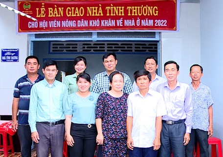 Hội Nông dân tỉnh, huyện và Ủy ban MTTQ Việt Nam huyện Long Hồ cùng chính quyền xã Long Phước bàn giao nhà cho gia đình anh Phúc.