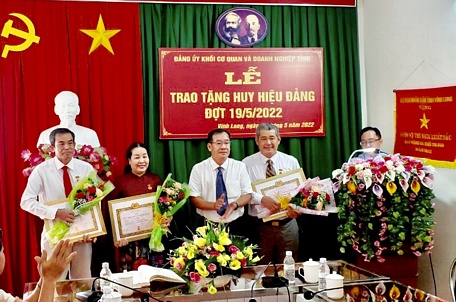 Ông Nguyễn Thanh Triều- Tỉnh ủy viên, Bí thư Đảng uỷ khối Cơ quan và Doanh nghiệp tỉnh trao Huy hiệu 30 năm tuổi Đảng cho các đảng viên.