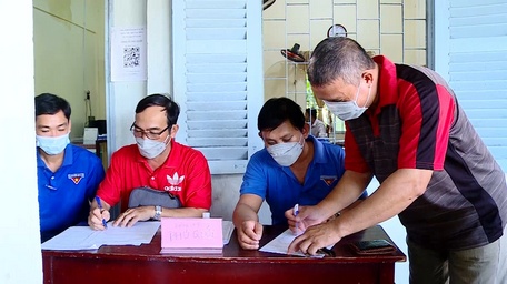 Thầy Lành (bìa phải) đăng ký hiến máu. 