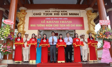 Lãnh đạo tỉnh cắt băng khánh thành Nhà tưởng niệm Chủ tịch Hồ Chí Minh trong khuôn viên trụ sở Công an tỉnh Vĩnh Long.