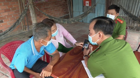 Thiếu tá Nguyễn Việt Hùng tuyên truyền pháp luật tại địa bàn dân cư.