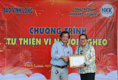 Ông Nguyễn Hữu Khánh trao thư cảm ơn cho nhà hảo tâm.