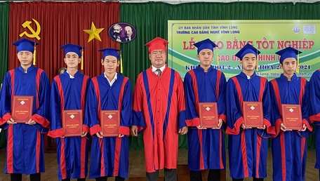 Phó Hiệu trưởng Trường CĐ Nghề Vĩnh Long- Nguyễn Thanh Toàn trao bằng tốt nghiệp cho các tân “kỹ sư thực hành”.