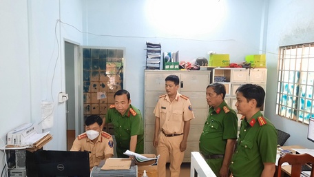  Đại tá Huỳnh Thanh Mộng- Phó Giám đốc Công an tỉnh kiểm tra công tác cấp đăng ký phương tiện giao thông tại Công an xã Vĩnh Xuân (Trà Ôn).