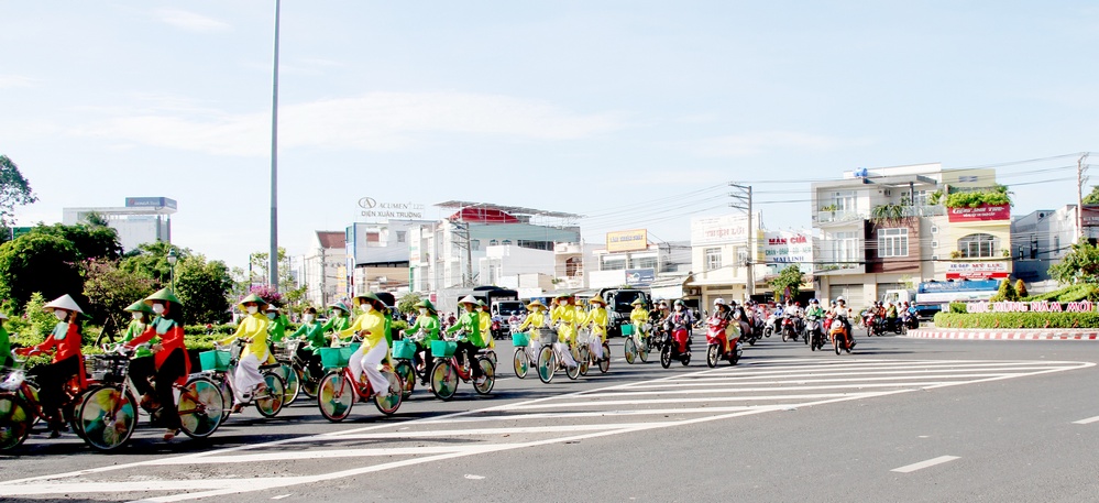 Đoàn diễu hành xe đạp với nón lá, áo dài mang chủ đề sen trên đường phố TP Cao Lãnh.