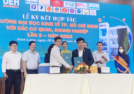 Trường ĐH UEH Phân hiệu Vĩnh Long ký kết hợp tác với Ngân hàng Thương mại CP Sài Gòn Thương Tín chi nhánh Vĩnh Long.