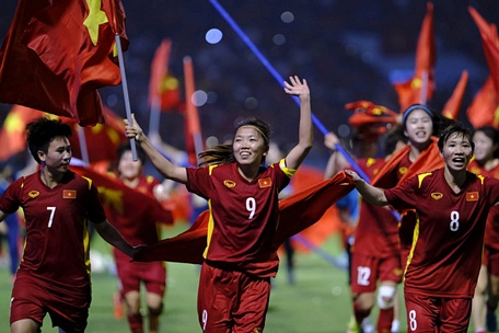  Niềm vui của các cô gái Việt Nam sau khi giành HCV bóng đá nữ - Ảnh: NGUYỄN KHÁNH