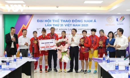 ĐT nữ Việt Nam nhận thưởng nóng từ các cơ quan và những nhà tài trợ. (Ảnh: Trường Giang). 