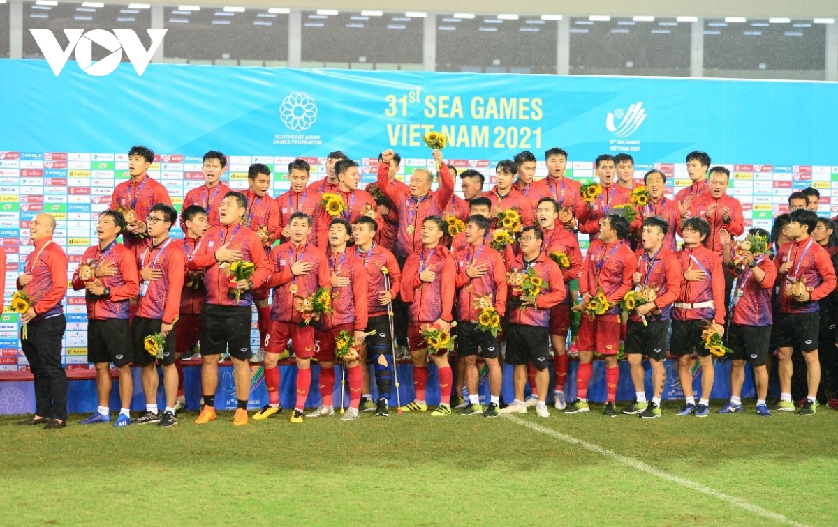Các thành viên U23 Việt Nam hát vang Quốc ca trên bục nhận huy chương.