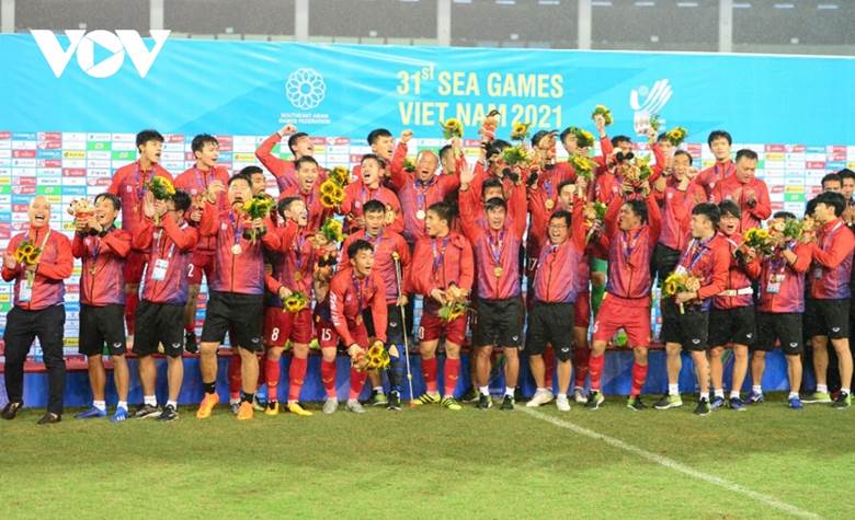 Hậu vệ Lê Văn Xuân chống nạng lên nhận HCV SEA Games 31 sau khi dính chấn thương trong trận bán kết với U23 Malaysia.