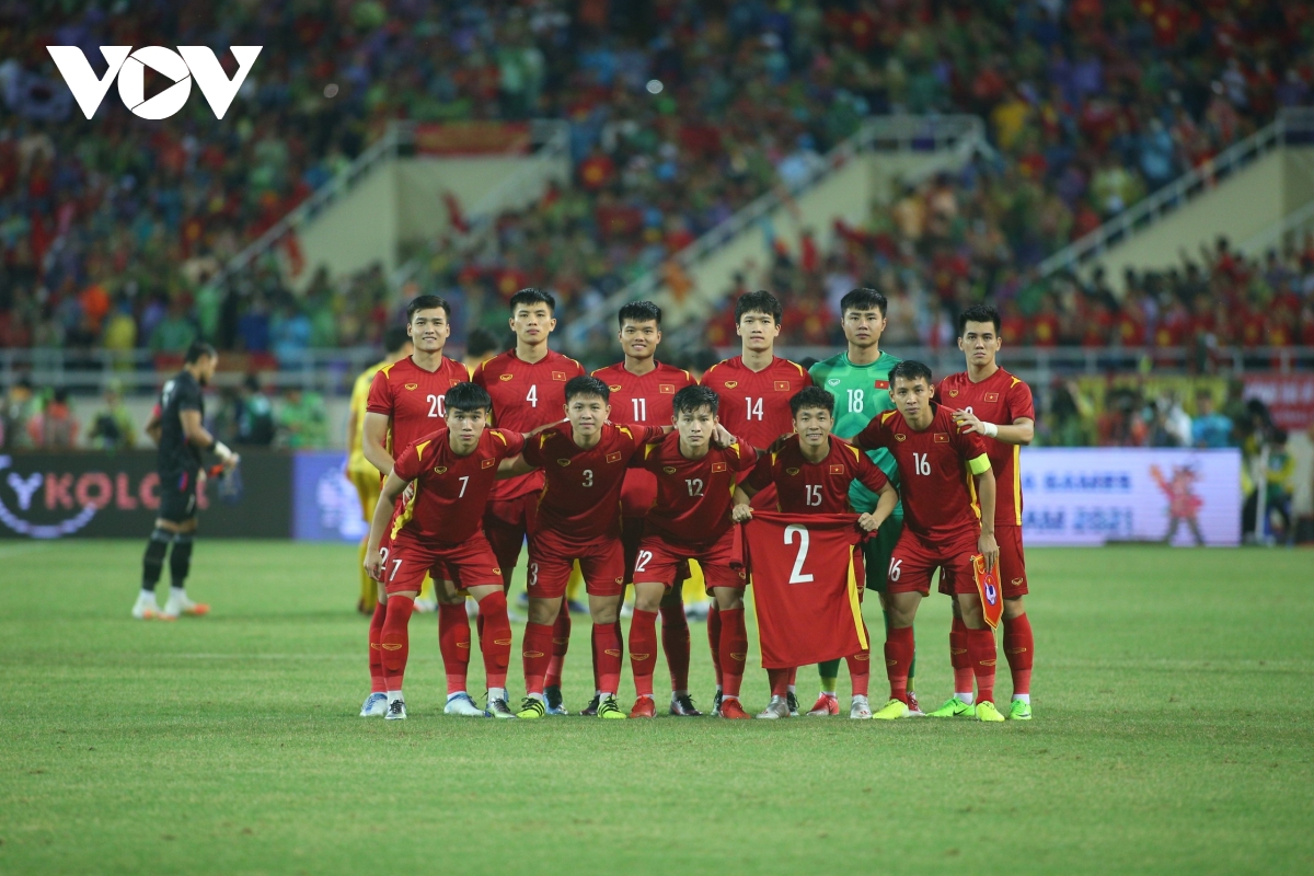 Trước đó, các thành viên U23 Việt Nam đã động viên Lê Văn Xuân bằng cách mang chiếc áo của hậu vệ này ra sân.