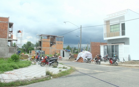 Nhiều căn nhà đang được xây mới ở khu nhà ở Minh Linh.