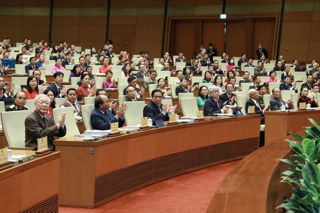 Tổng Bí thư Nguyễn Phú Trọng cùng các đồng chí lãnh đạo, nguyên lãnh đạo Đảng, Nhà nước, các đại biểu Quốc hội tham dự kỳ họp thứ 3, Quốc hội khóa XV - Ảnh: VGP/Nhật Bắc