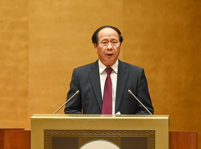 Phó Thủ tướng Lê Văn Thành thay mặt Chính phủ trình bày Báo cáo đánh giá bổ sung kết quả thực hiện kế hoạch phát triển kinh tế-xã hội và ngân sách nhà nước năm 2021 - Ảnh: VGP/Nhật Bắc