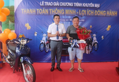 Khách hàng Lê Sơn Hà may mắn trúng giải ba của chương trình là 1 xe máy Honda Wave Alpha.