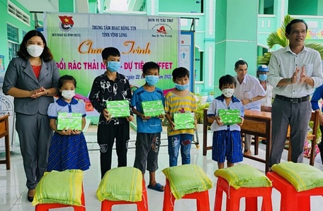Trao quà cho học sinh vượt khó ở xã Bình Phước.