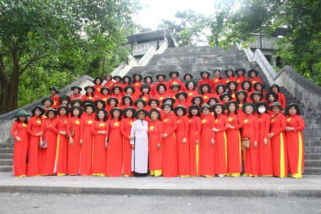 Hơn 70 đại biểu đoàn cán bộ nữ Vĩnh Long trong đồng phục áo dài cờ đỏ sao vàng viếng Nghĩa trang Liệt sĩ Quốc gia Trường Sơn và Nghĩa trang Liệt sĩ Quốc gia Đường 9.