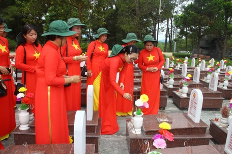 Đoàn xúc động, thắp nén nhang thơm bên phần mộ liệt sĩ Nguyễn Văn Ngan (1945- 1969 nguyên quán xã Trung Thành-Vũng Liêm) tại Nghĩa trang Liệt sĩ quốc gia Trường Sơn.