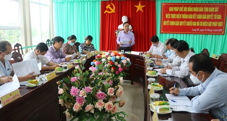 Ban Pháp chế HĐND tỉnh giám sát tại UBND huyện Long Hồ.