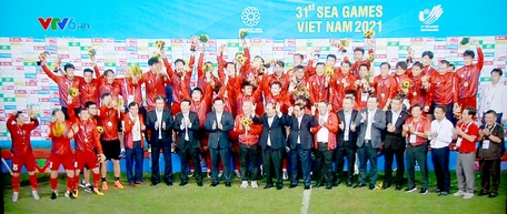 Lãnh đạo Đảng, Nhà nước chúc mừng U.23 Việt Nam giành HCV SEA Games 31.Ảnh chụp qua ti vi