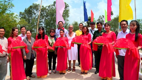 Lãnh đạo huyện, xã và nhà tài trợ cùng cắt băng khánh thành cầu Phước Yên.