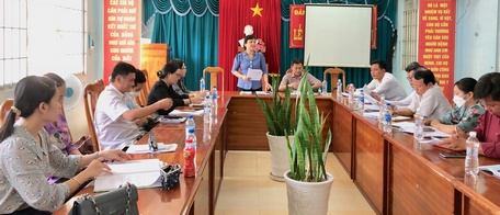 Đoàn làm việc tại Trung tâm y tế huyện Trà Ôn.