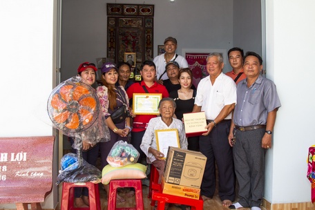 Đại diện chính quyền xã Tường Lộc và nhóm thiện nguyện Nhẫn Tâm trao tặng nhà tình thương cho bà Trần Thị Mười.