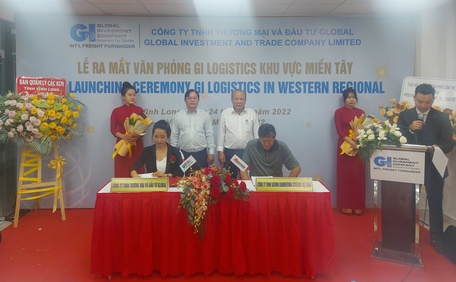 Lãnh đạo GI Logistics khu vực miền Tây ký kết hợp đồng với một số doanh nghiệp nhân dịp ra mắt văn phòng.