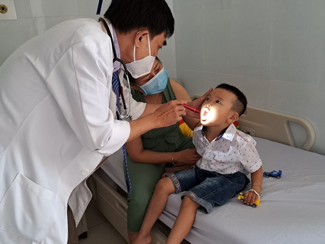 Trẻ em bệnh tay chân miệng được điều trị tại Khoa Nhi- Bệnh viện Đa khoa Xuyên Á Vĩnh Long.