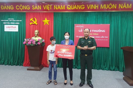 Đại diện Viettel Vĩnh Long trao giải nhất cho khách hàng may mắn Lê Thị Kim Thảo (xã Thới Hoà, huyện Trà Ôn).