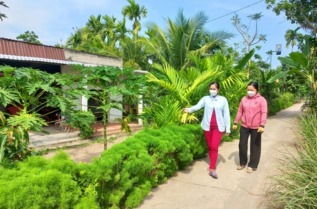 Gia đình chị Đa Ra (trái) đã hiến đất nhiều lần để xây lộ Ông Cai, đường vô trường học và tuyến đường đan trước nhà.