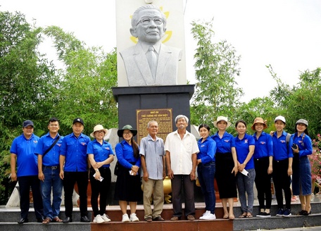 Cùng người dân chụp ảnh lưu niệm tại bia tưởng niệm cố Thủ Tướng Võ Văn Kiệt.