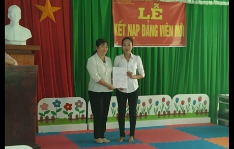 Kết nạp đảng viên mới ở Chi bộ trưởng mẫu giáo xã Nguyễn Văn Thảnh
