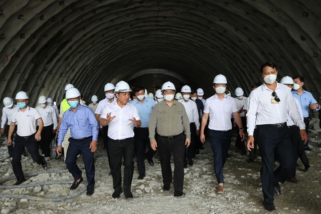 Thủ tướng Phạm Minh Chính thị sát hầm Núi Vung thuộc địa phận tỉnh Ninh Thuận dài 2,2 km, quy mô 3 làn xe, bề rộng hầm 14 m.