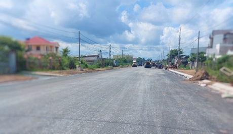 Nhiều dự án từ vốn đầu tư xây dựng cơ bản được thực hiện đạt khá. Trong ảnh: Dự án đường Võ Văn Kiệt đang gấp rút hoàn thành thi công.