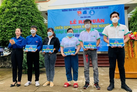 Chị Nguyễn Thụy Yến Phương- Quyền Bí thư Tỉnh Đoàn Vĩnh Long trao quà cho thanh niên công nhân.