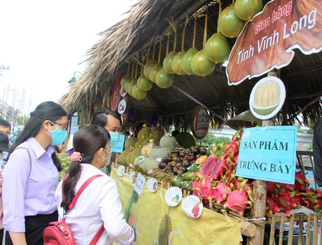Các gian hàng trái cây Vĩnh Long được khách tham quan ưa thích.