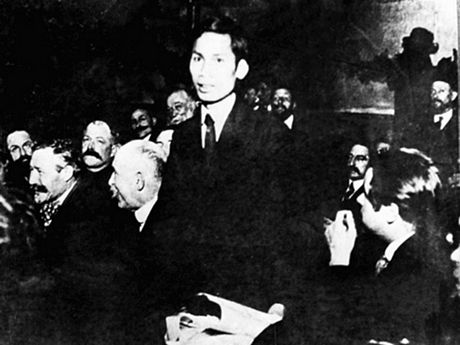 Nguyễn Ái Quốc phát biểu tại Đại hội Tours (Đảng Cộng sản Pháp) năm 1920. Ảnh tư liệu