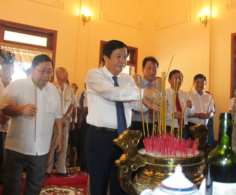 Bí thư Tỉnh ủy Vĩnh Long- Bùi Văn Nghiêm dâng hương tưởng nhớ Thủ tướng Võ Văn Kiệt.