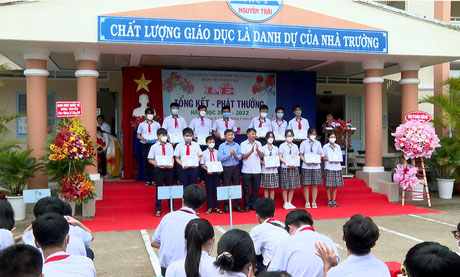 Lễ tổng kết năm học ở Trường THCS Nguyễn Trãi- TP Vĩnh Long.