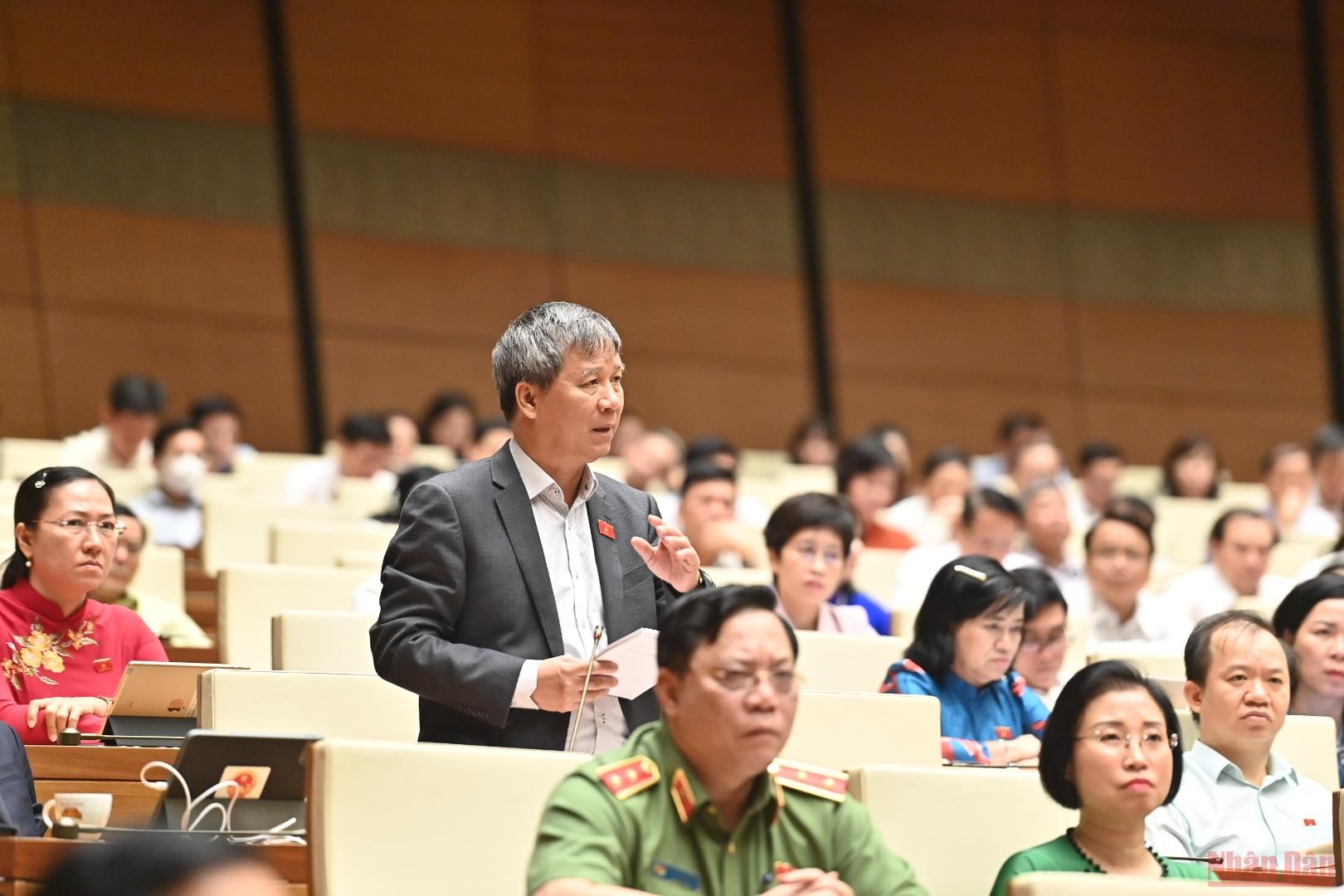 Đại biểu Nguyễn Anh Trí tranh luận về vấn đề giá sách giáo khoa tại phiên chất vấn của Quốc hội sáng 8/6. (Ảnh: NGUYÊN KHOA)