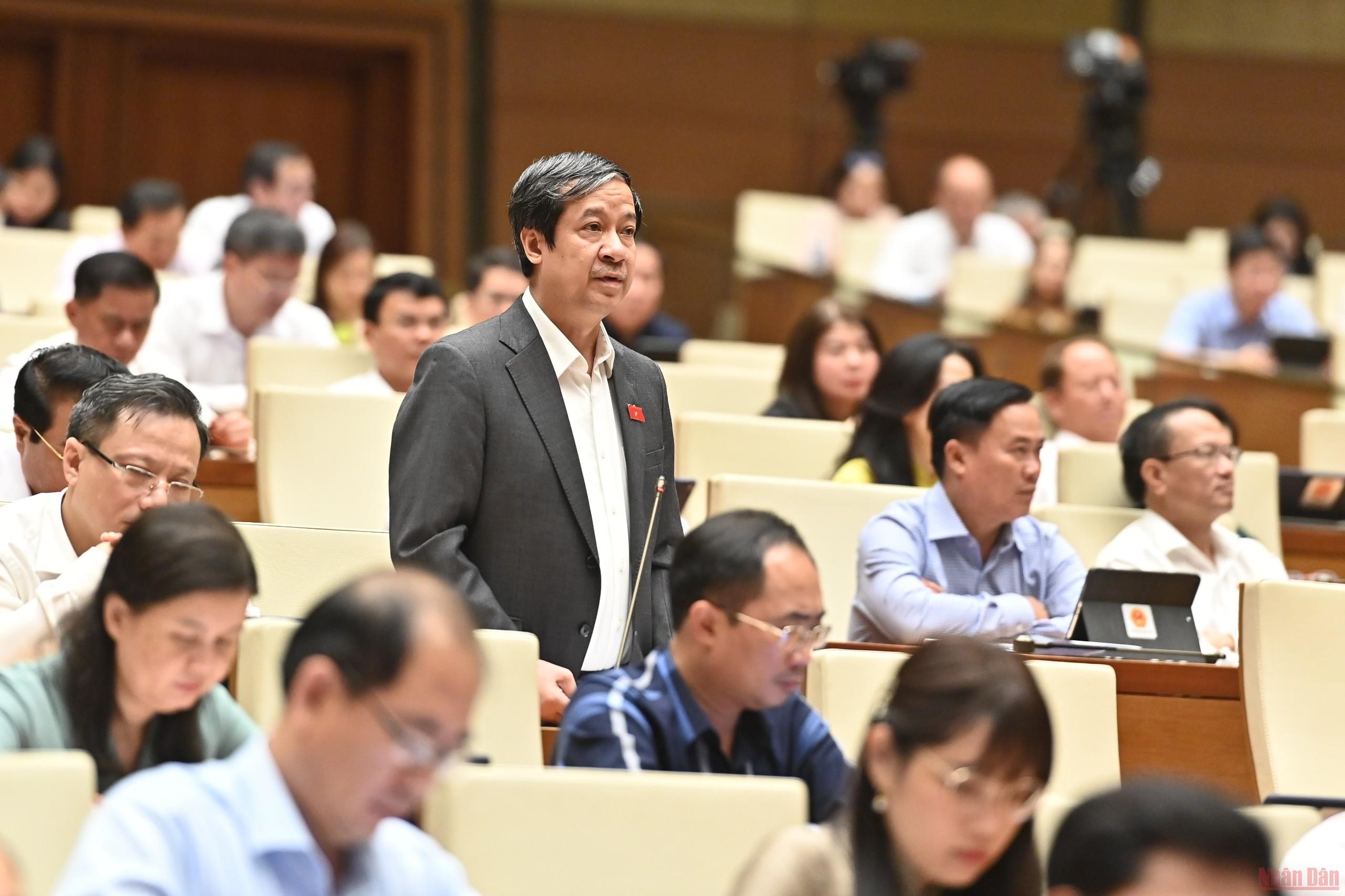 Bộ trưởng Giáo dục và Đào tạo Nguyễn Kim Sơn phát biểu tại phiên chất vấn của Quốc hội sáng 8/6. (Ảnh: LINH KHOA)