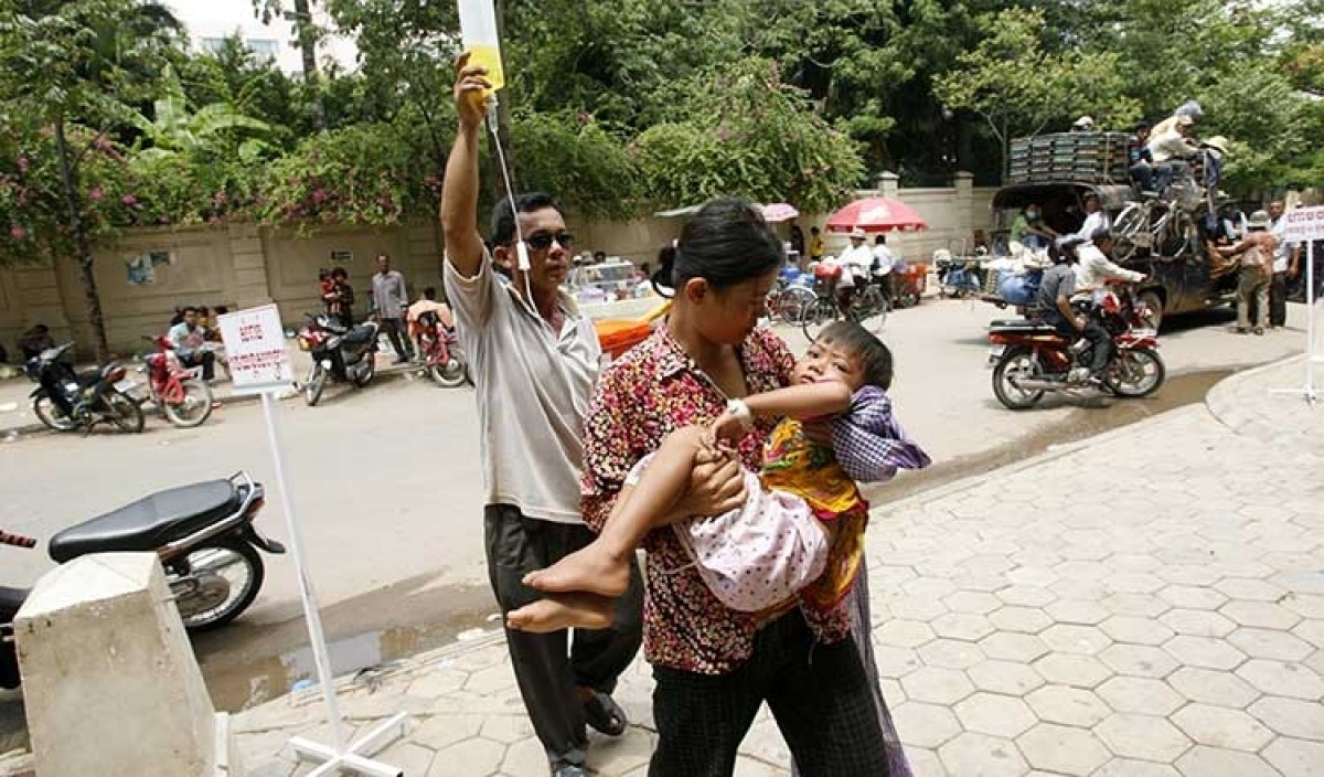 Trẻ em tại Campuchia bị mắc bệnh sốt xuất huyết. (Nguồn: Khmer Times)